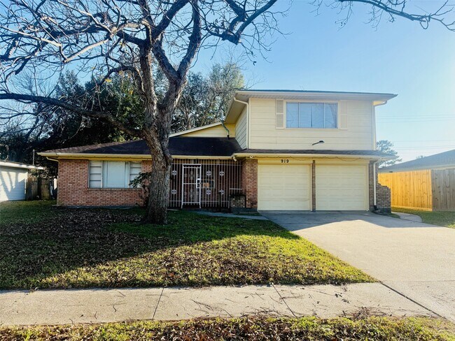 Photo - 919 Saddle Rock Dr