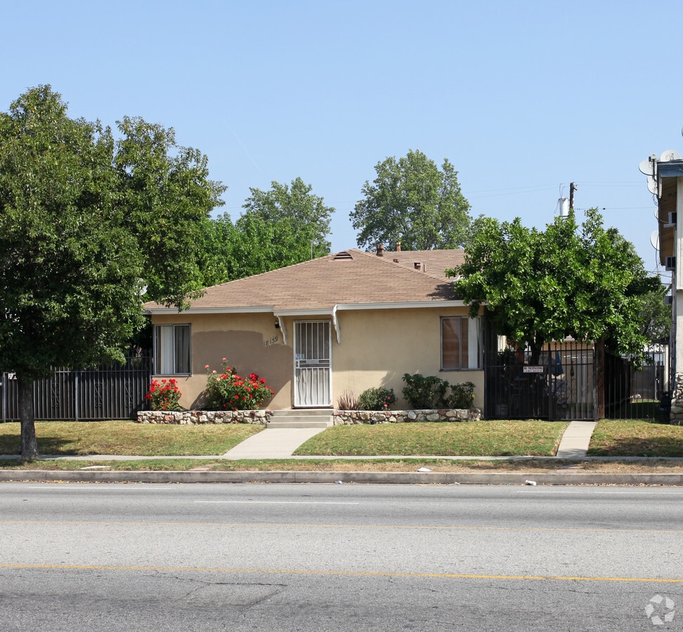 Photo - 18139 Roscoe Blvd Apartments