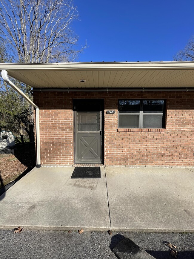 Building Photo - 914 Sparta Dr