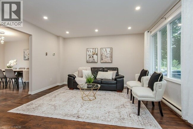 Photo - 185 Cedarvale Crescent