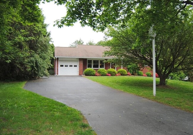 Building Photo - 2395 Sunnyslope Dr