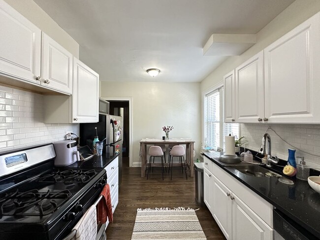 Photo - 3819.5 N Greenview Ave Unit W4
