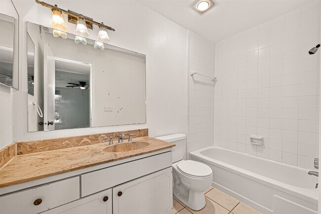 Photo - 830 Threadneedle St Unit 240