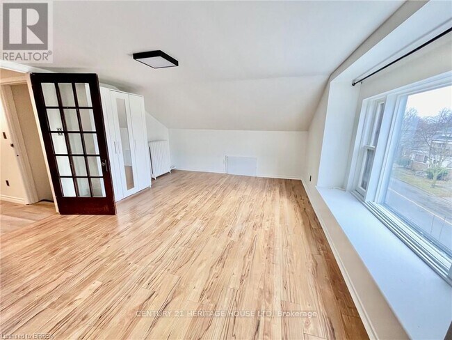 Photo - 220 Nelson St