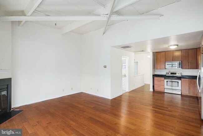 Photo - 3 N Christopher Columbus Blvd