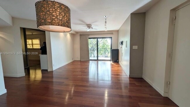 Building Photo - 900 River Reach Dr Unit 404