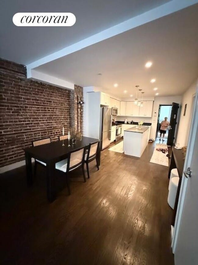 Building Photo - 123 E 18th St Rental