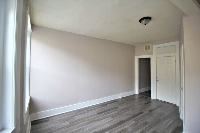 2421 N Calvert St Unidad 2421 N. Calvert St - C - 2FL