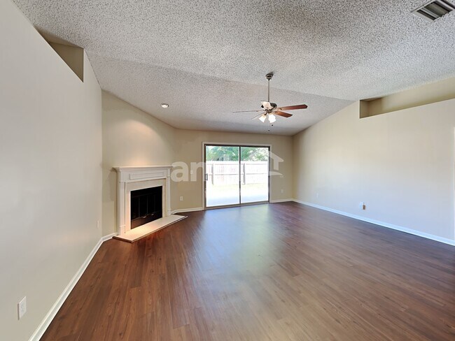 Photo - 7018 Shady Pine St W