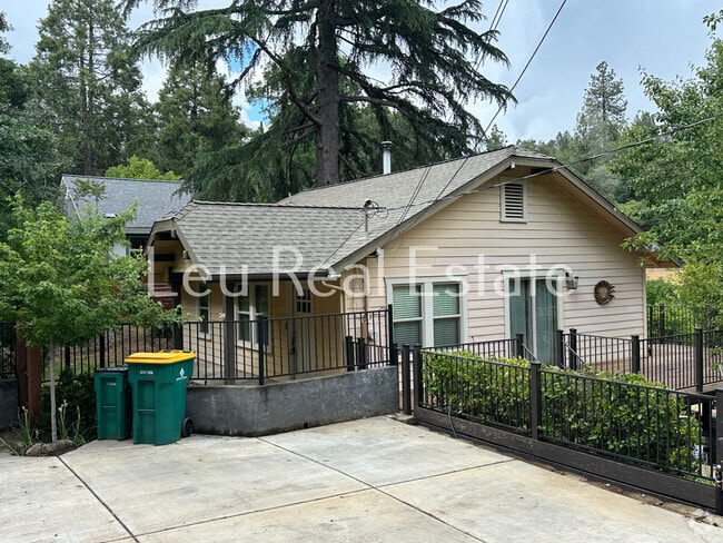 Building Photo - 920 Hillcrest St Rental