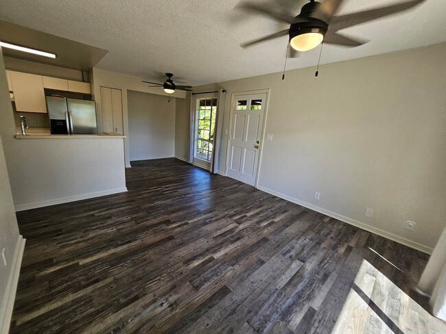 Building Photo - Pet Friendly Upstairs 2/1.5-bedroom North ... Rental