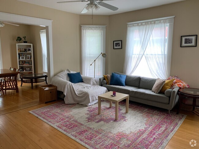 Building Photo - 430 4th St NE Unit Upper Rental