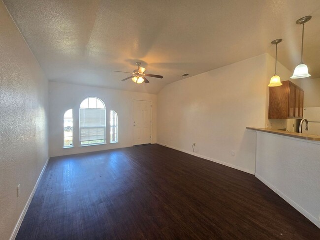 Photo - RENT REDUCTION & RENT SPECIAL - AVAILABLE NOW! Unidad 3807 John Chisholm Loop - B