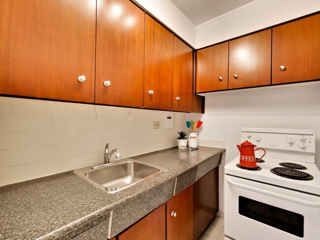 Bachelor's Kitchen - Brentwood Towers