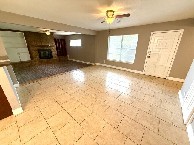 Photo - AVAILABLE NOW! 3 Bedroom / 2 Bath Corner L...