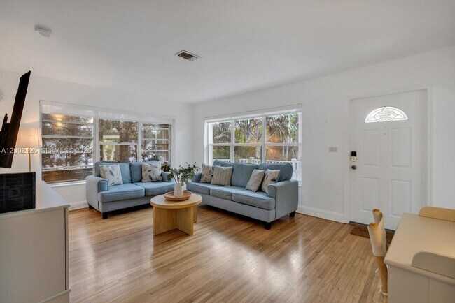 Photo - 1031 NE Little River Dr