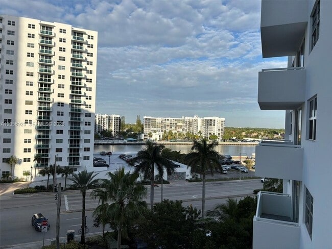 Building Photo - 3001 S Ocean Dr Unit 639
