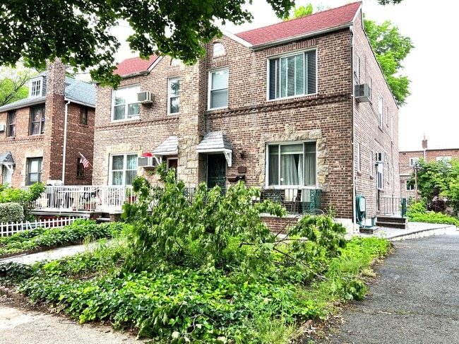Building Photo - 67-25 Kessel St Rental