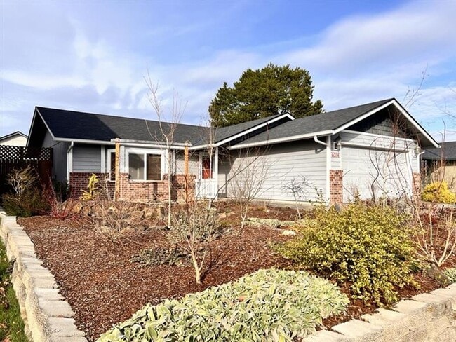 Building Photo - 3Bed 2Bath Single Level Avail. April 7th Move-In