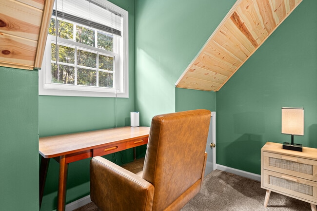 Bedroom 2 Work corner - 28 Grove Garden Ave