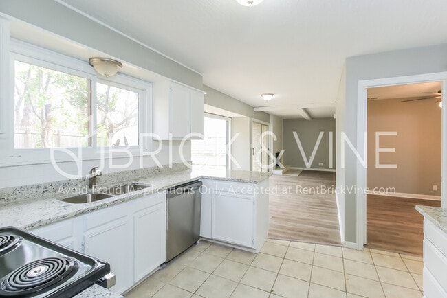 Photo - 403 George L Cross Ct