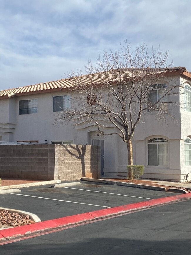 Building Photo - Cozy 3 Bedroom Summerlin Townhome for Rent!