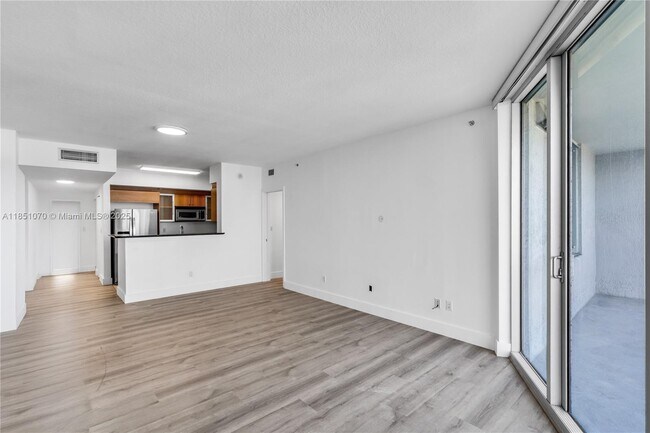 Building Photo - 325 S Biscayne Blvd Unit 4217 Rental