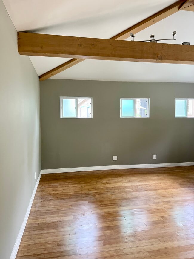 Photo - 10748 Charnock Rd