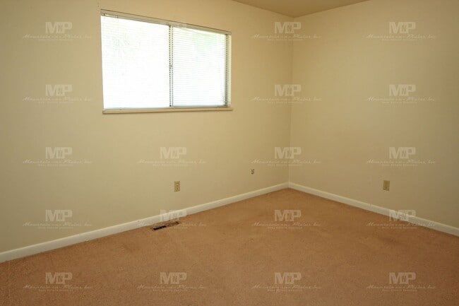 Photo - 447 W Swallow Rd