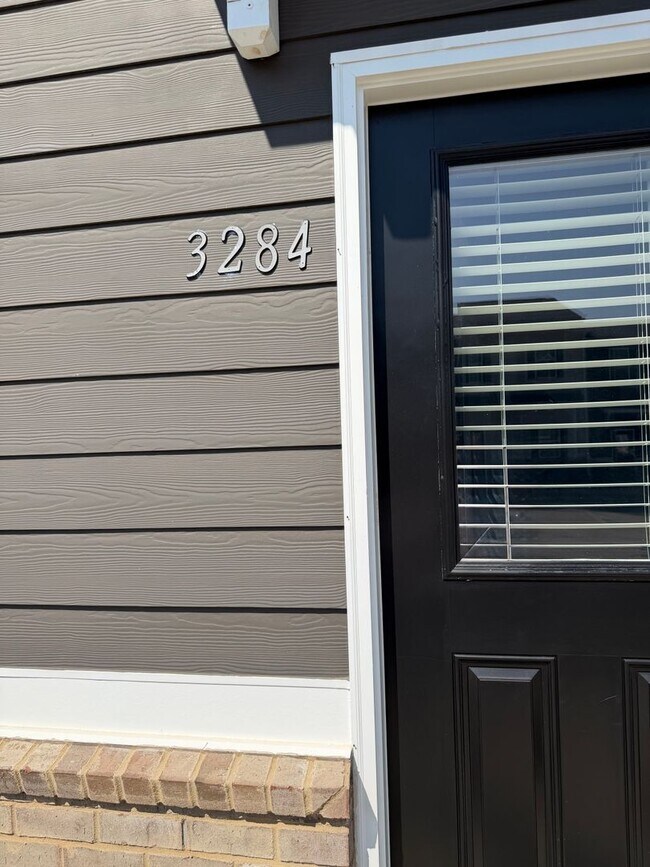 3284 Hamlet Loop