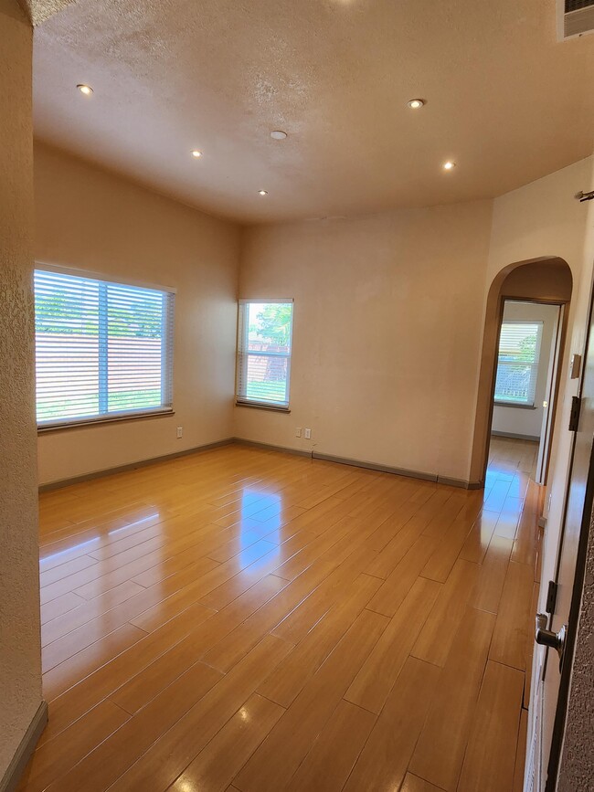 Photo - 4570 Armadale Way