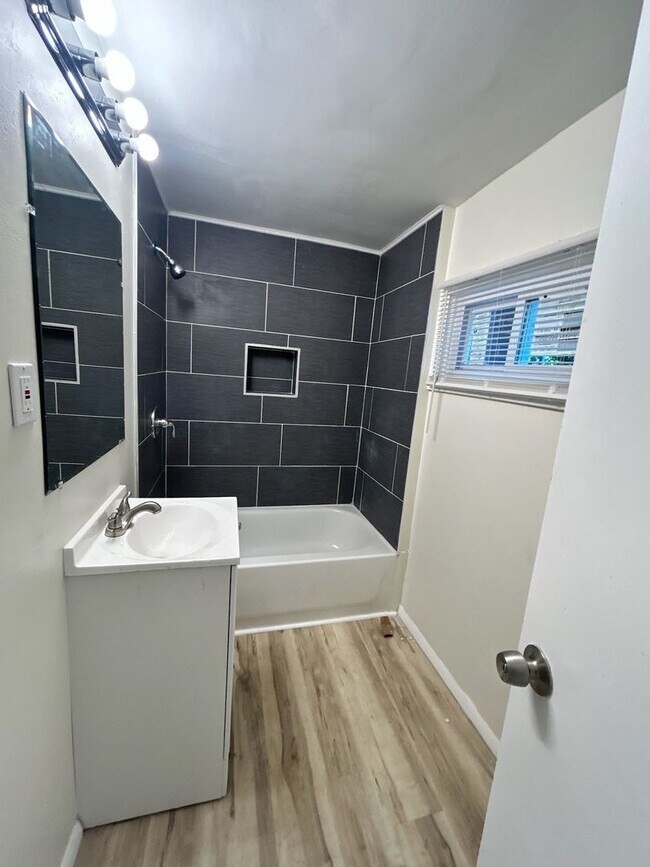 Photo - 5355 Helen Ave