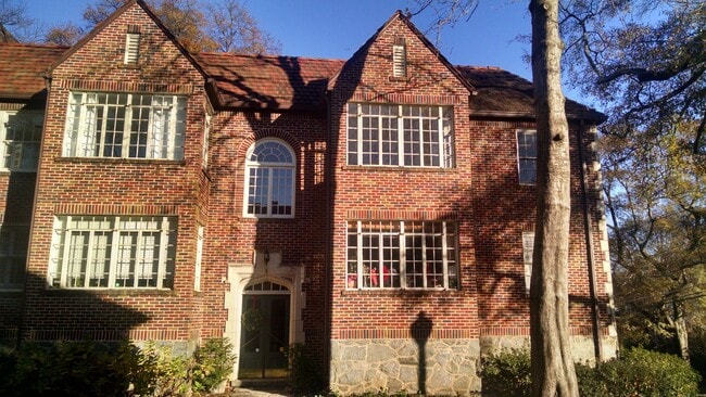 Huntington Arms - 1765 Peachtree St NE Unit H4
