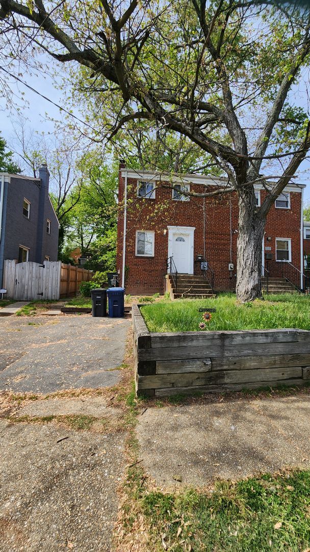 Building Photo - Great Alexandria Location