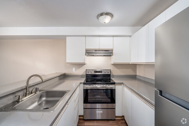 1BR, 1BA - 768SF - Kitchen - City Views