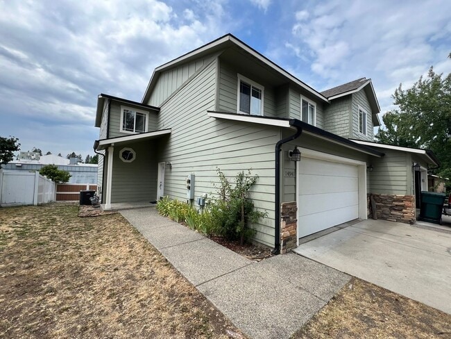 Building Photo - 3 bed, 2.5 bath townhouse
