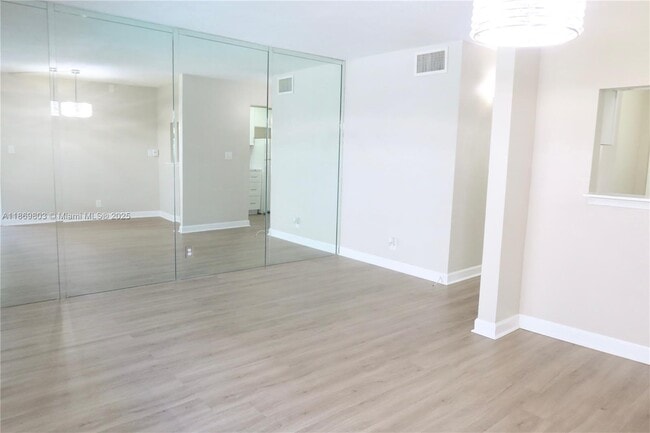 Building Photo - 1010 SE 15th St Unit 110 Rental