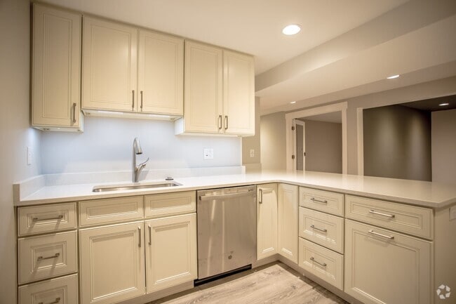Building Photo - 931 Green Oaks Dr Unit Basement Rental