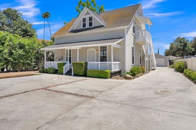 Building Photo - Charming Upstairs Unit near Riverside Plaza