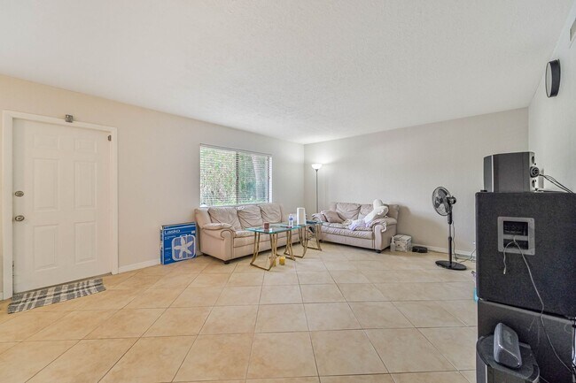 Photo - Available 5/10 -  Annual Condo Rental in South Naples