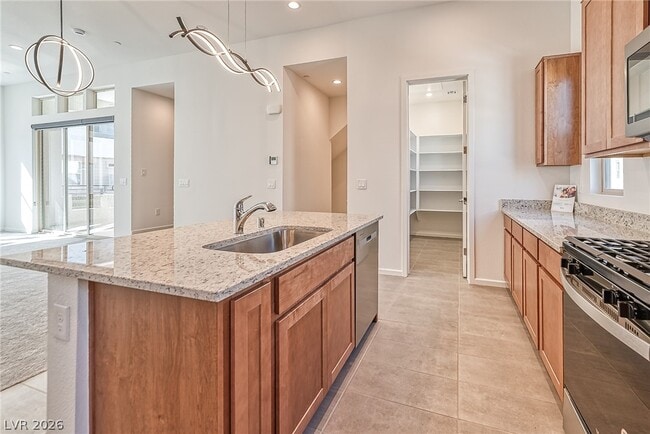 Photo - 639 Grey Saker St