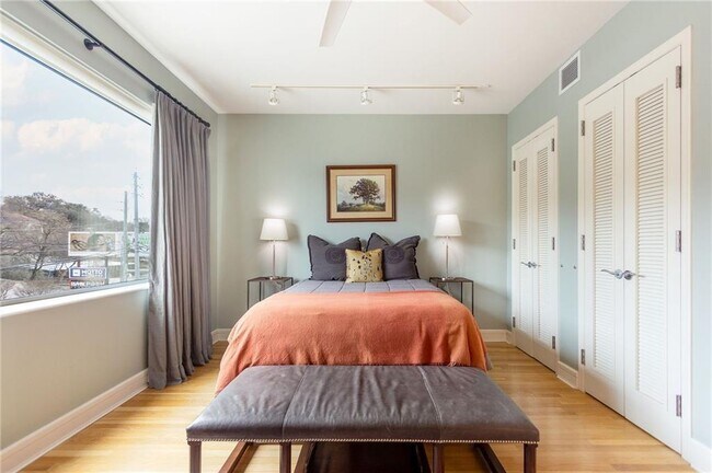 Building Photo - 901 W 9th St Unit 315 Rental