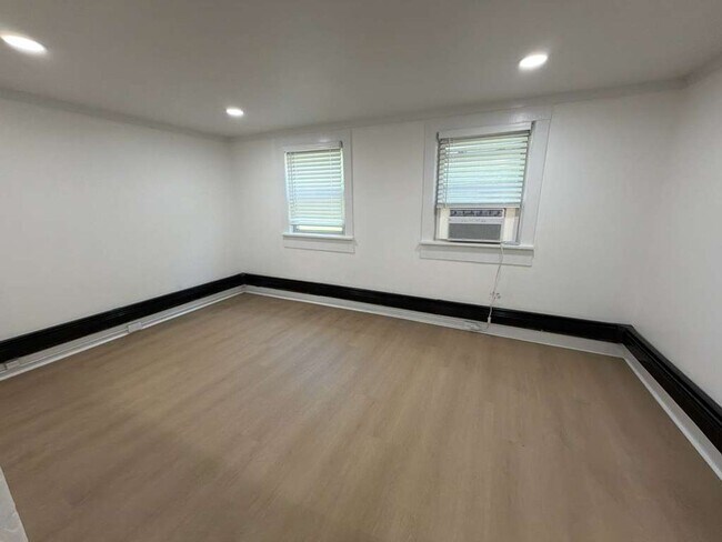 Photo - 1 bed/1.5 bath * Great Apt For RWJMS/Rutgers * Students Walk to New Brunswick/Highland Park Night...