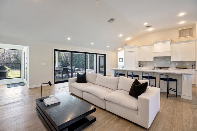 Photo - Beautifully furnished Arcadia Lite Rental Home!