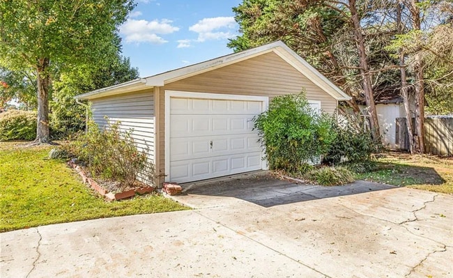 Photo - Charming ranch home 3 bedrooms and 2 bathrooms in Burlington w/ 5 garage spaces.