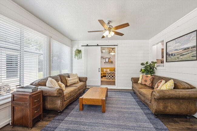 Photo - 711 S Tesch St