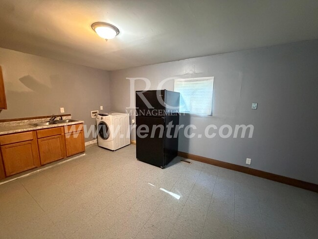 Photo - 907 Moore-