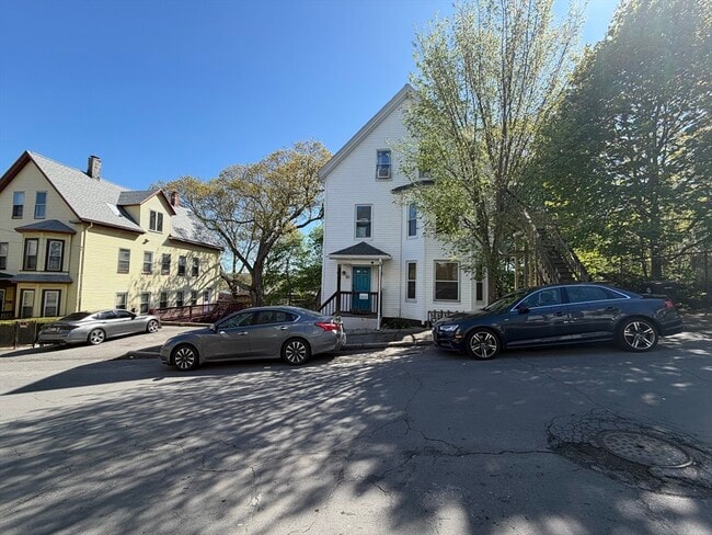 Building Photo - 93 Bellevue Ave Unit 3