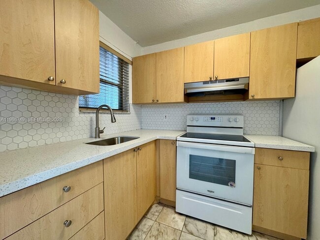 Building Photo - 1051 SW 1st St Unit 212