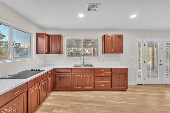 Building Photo - 2868 Vista Del Sol Ave